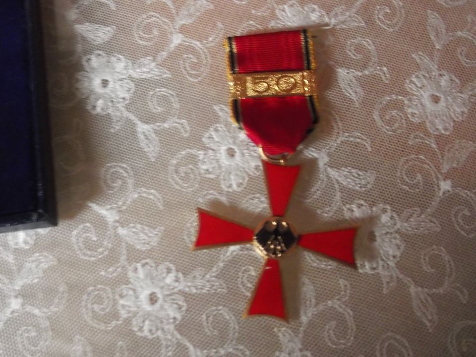 Bundesverdienstkreuz mit Knopflochschleife in der Schatulle in Neuhäusel