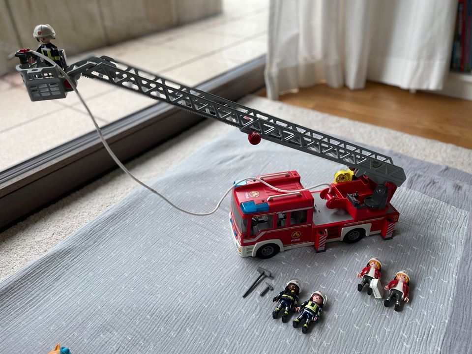 PLAYMOBIL City Action Feuerwehr-Leiterfahrzeug in Berlin