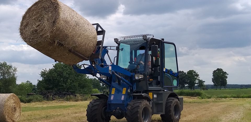 Erde Boden Sand Schotter Steine verteilen verladen auffahren in Berne