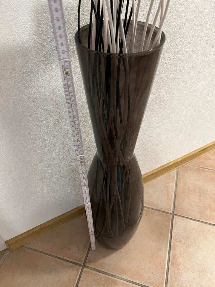 Top neue Glas Vase groß schwarz mit Inhalt 97337 Deko Wohnung in Würzburg