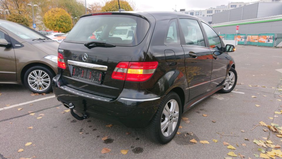 Mercedes-Benz B180 Aut+2Hd+Navi+SHZ+PDC+Temp+AHK+Blue+N.Tü in Berlin