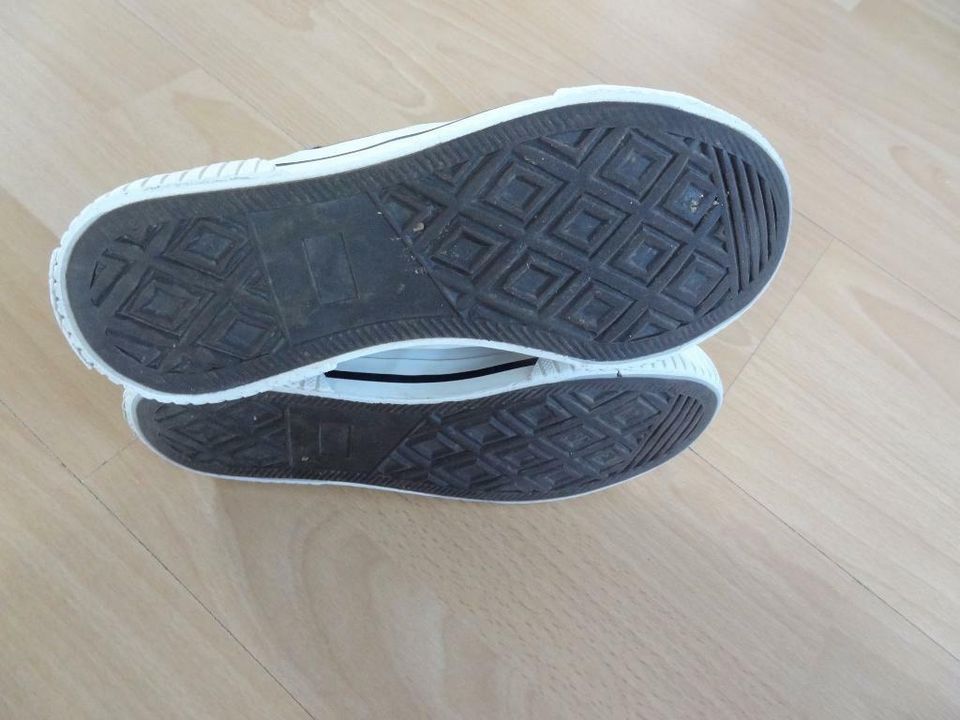 Chucks Sneaker Jungenschuhe Turnschuhe Gr 32 in Sangerhausen