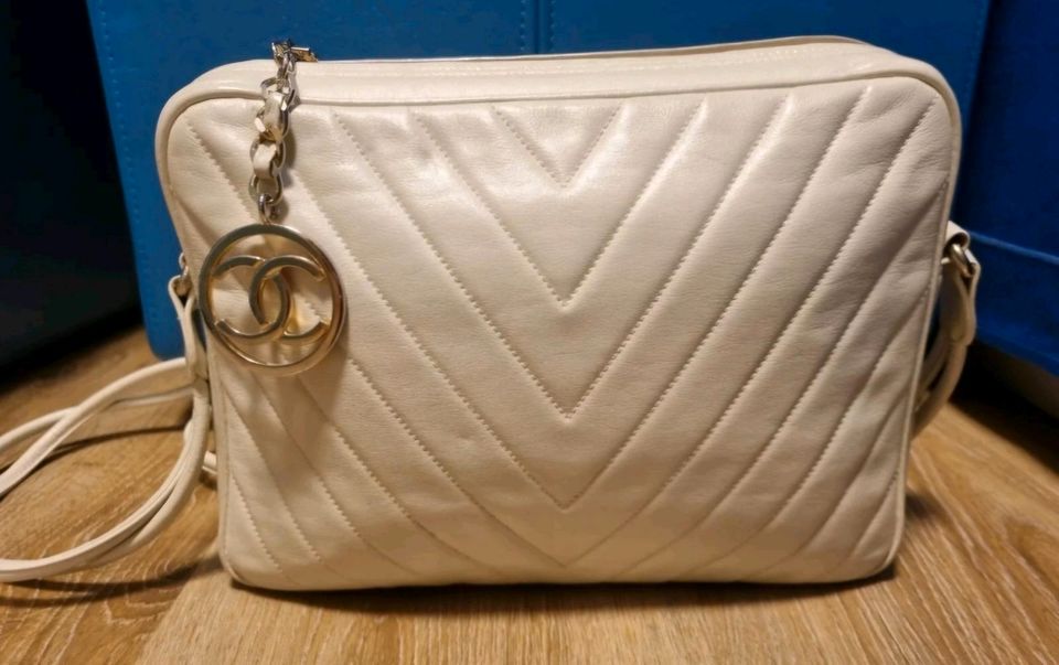 CHANEL Original Vintage Umhängetasche Cremeweiß V-Muster Gut Zust in Nürnberg (Mittelfr)