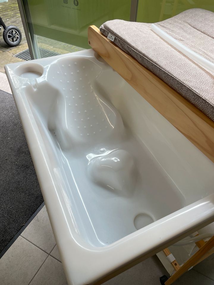 Wickeltisch fahrbar mit Badewanne in Wuppertal