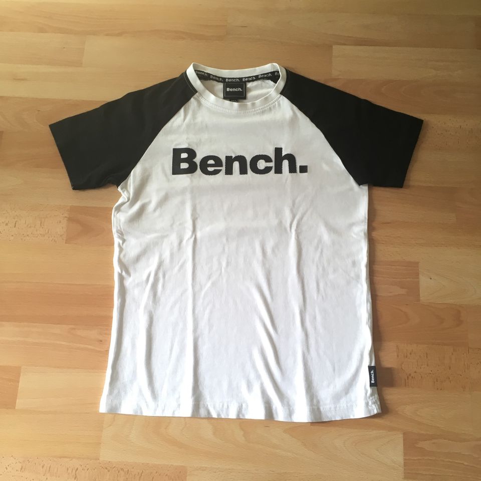 2 T-Shirts von Bench Gr. 140 in Markt Schwaben