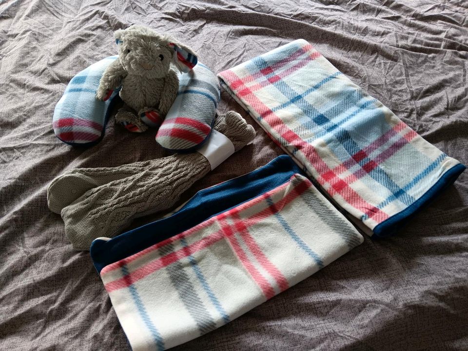 Kuschelset Decke Kissen Stofftier Socken in Marl