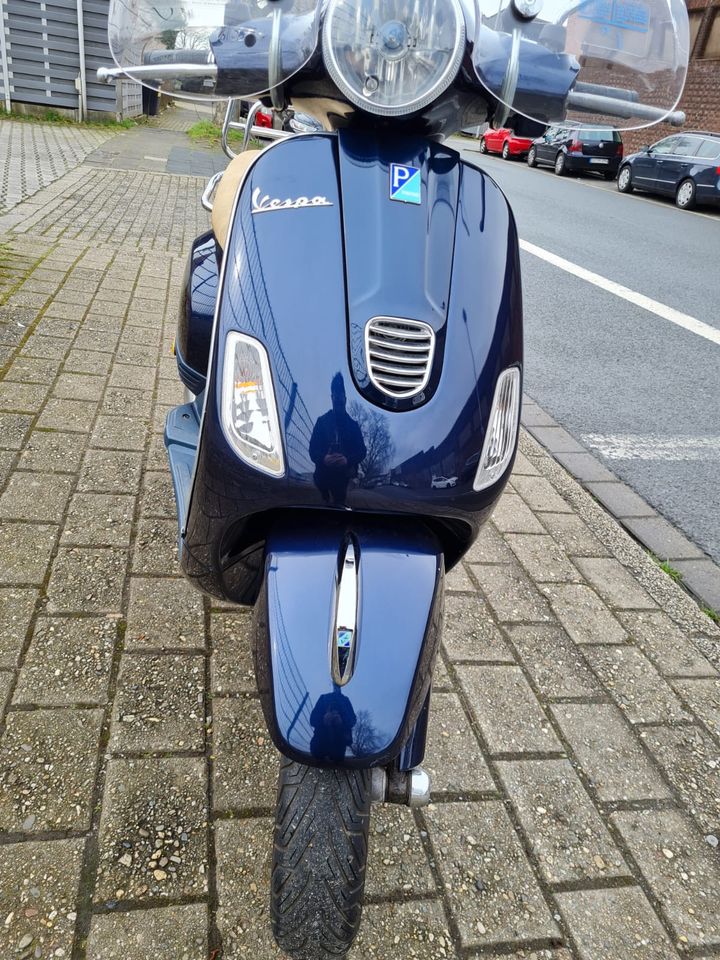 Piaggio Vespa LX50 4Takter Königsblau Sehr gepflegt 25ccm Mofa in Duisburg