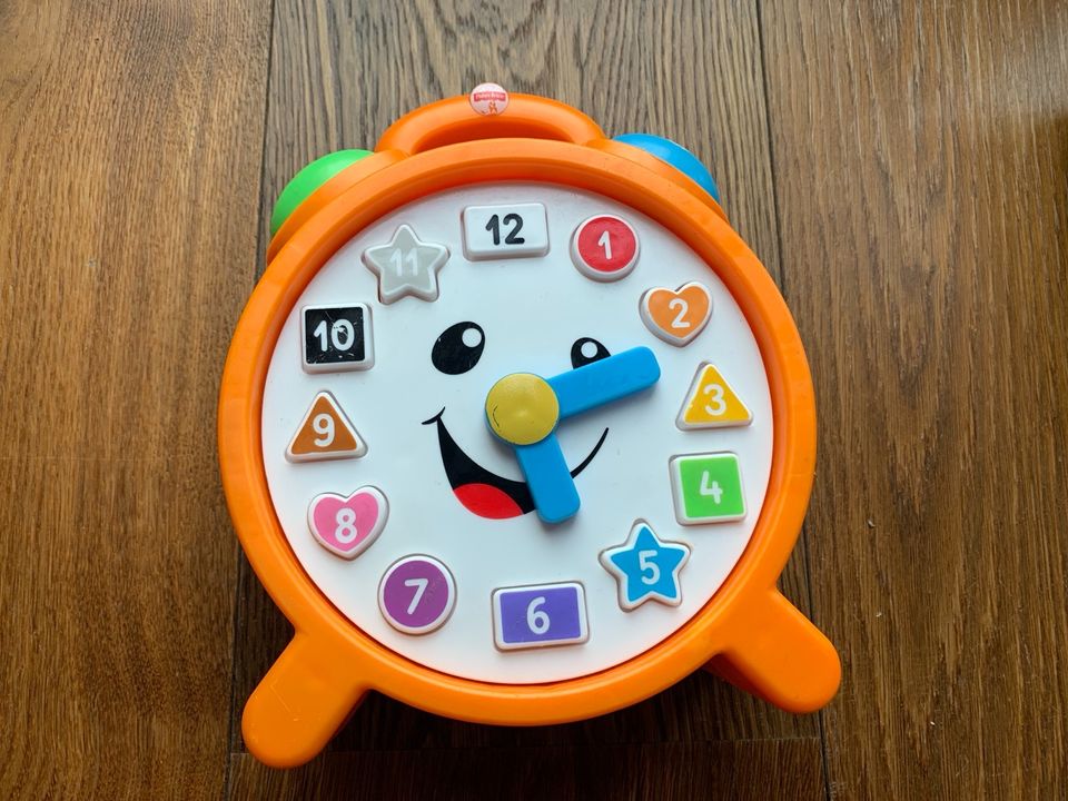 Fisher Price Lernuhr Lernspaß Deutsch/Englisch in Frankfurt am Main