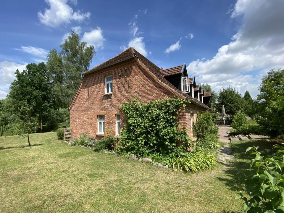 Sanierte, historische Wassermühle am Ufer der Ostpeene mit 6 Ferienwohnungen & Restaurant in Neu Schloen (Meckl)