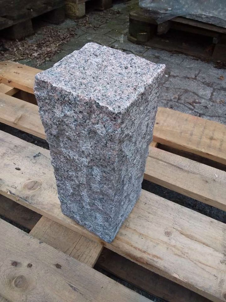 Granit Palisaden 12x12x30 rötlich -grau, Naturstein Rasenkante in Löhne