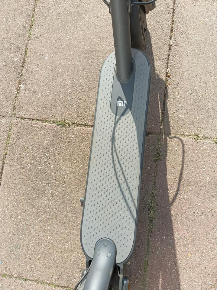 Xiaomi MI E-Scooter Essential +Ladegerät +Anleitung +OVP, wie NEU in Kirchlinteln