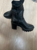 Schwarze kurze Leder  Stiefel mit Absatz Gr. 38 Köln - Porz Vorschau