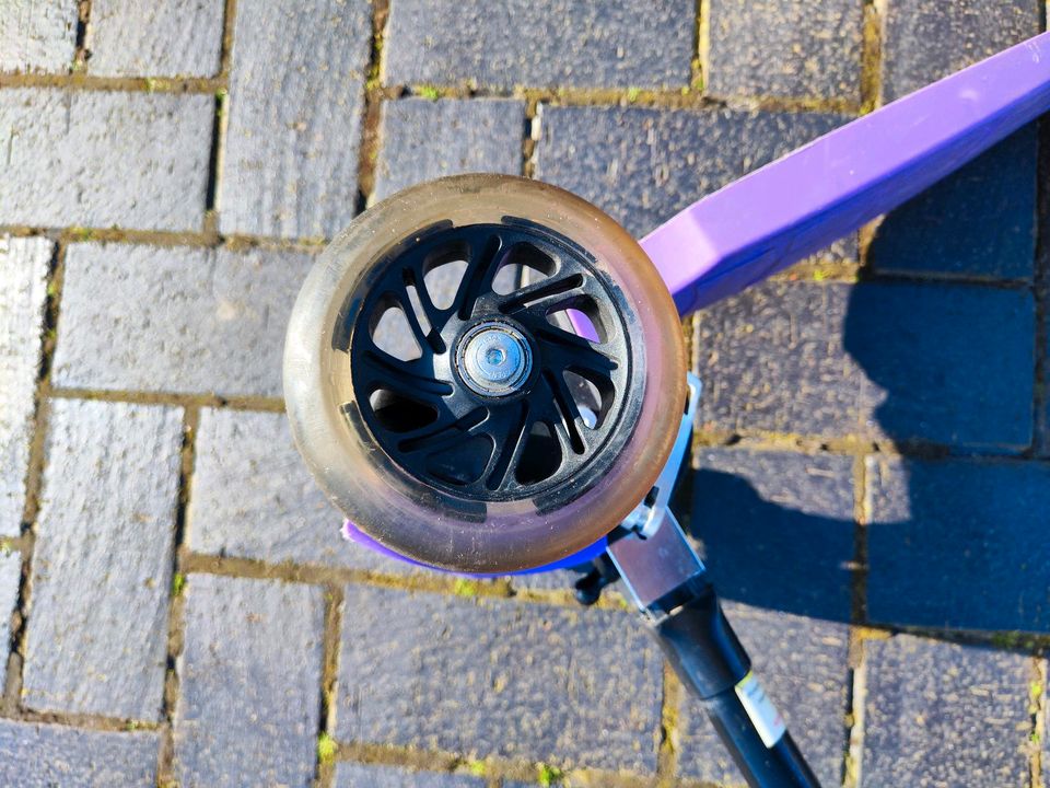 Fun Pro One Roller lila mit blinkenden Reifen in Sittensen