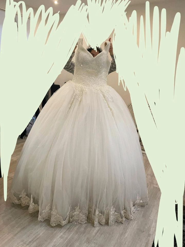 Brautkleid/Prinzessinmode mit tüll und perlen/ hochzeitskeid in Bordesholm