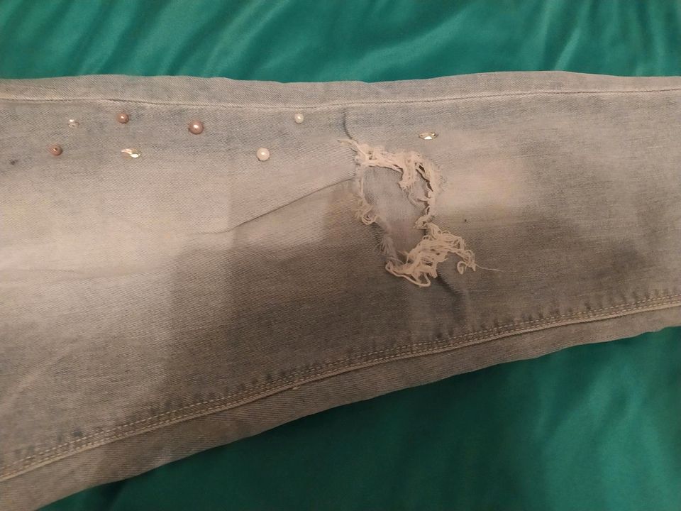 Tolle Jeans mit Extras in Bad Frankenhausen/Kyffhäuser