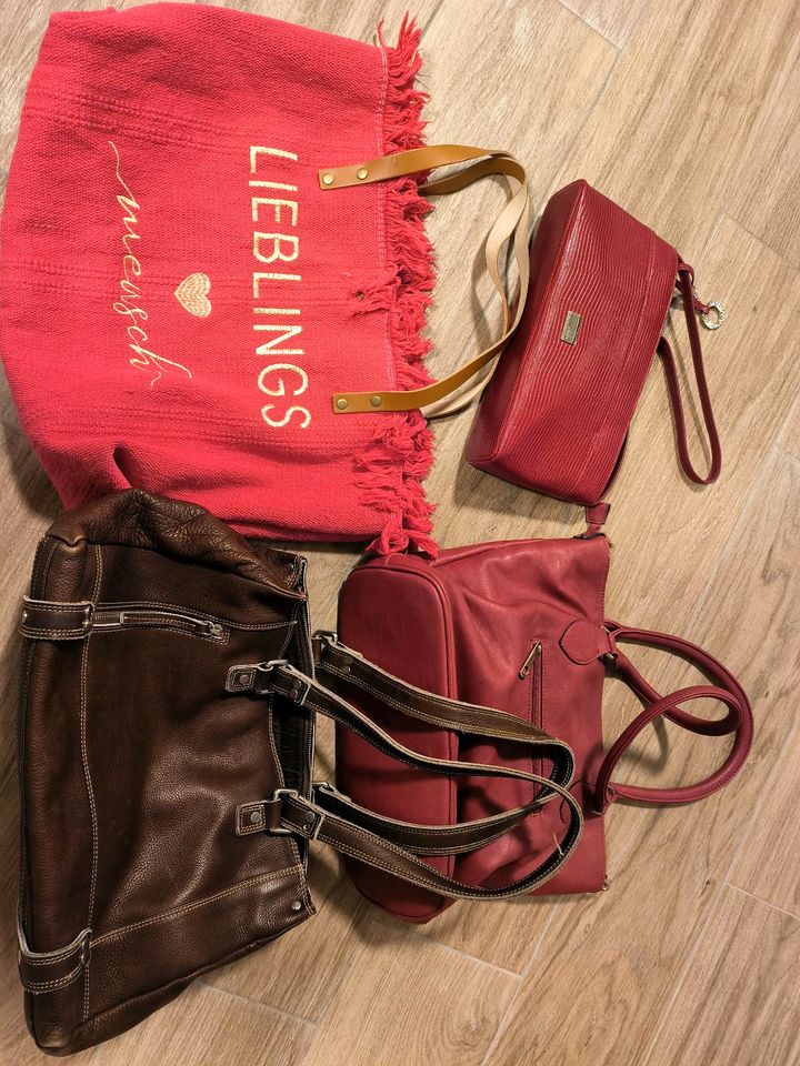 Handtaschen rot und braun in Vögelsen