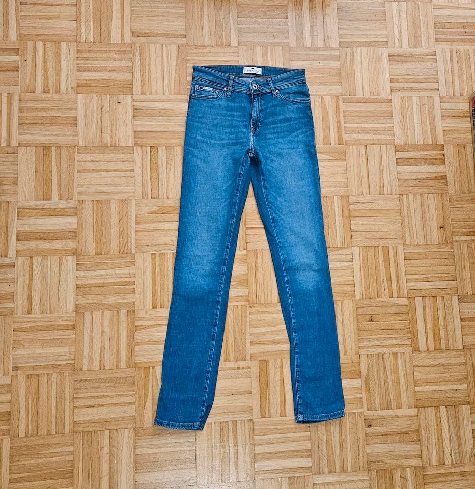 Damen CROSS Jeans blau slim W28 L32 in Lütjensee