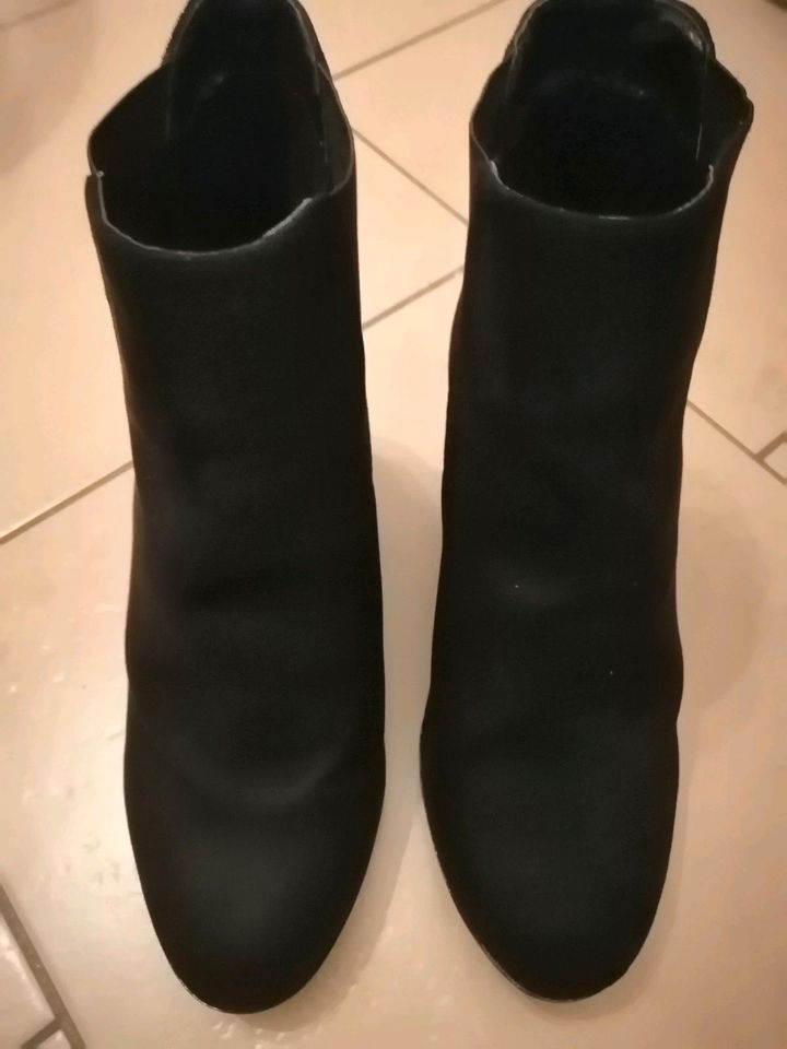 Fast neue schwarze Boots in Magdeburg