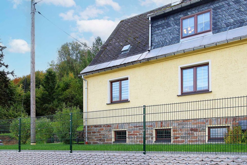 Ruhiges Wohnen mit Panoramablick: Gepflegte Doppelhaushälfte mit großem Garten in Olbernhau