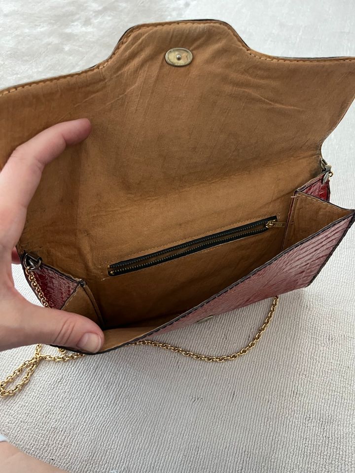 Vintage Tasche Clutch rot leicht glänzend prägu in Hannover