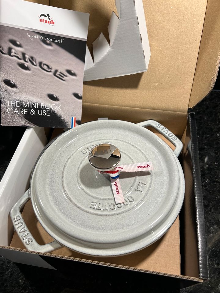 Neu mit OVP /Staub Cocotte Ronde 18cm 1.7L Truffle Blanche in Frankfurt am Main