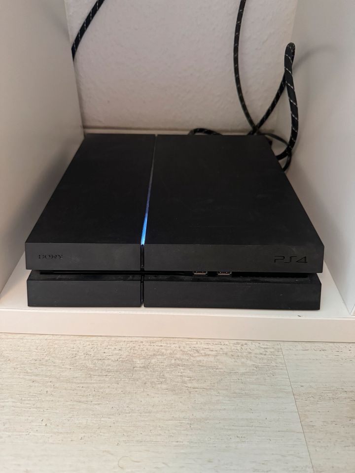 PlayStation 4 inklusive 3+1 Controller und 10 Spiele in Stuttgart