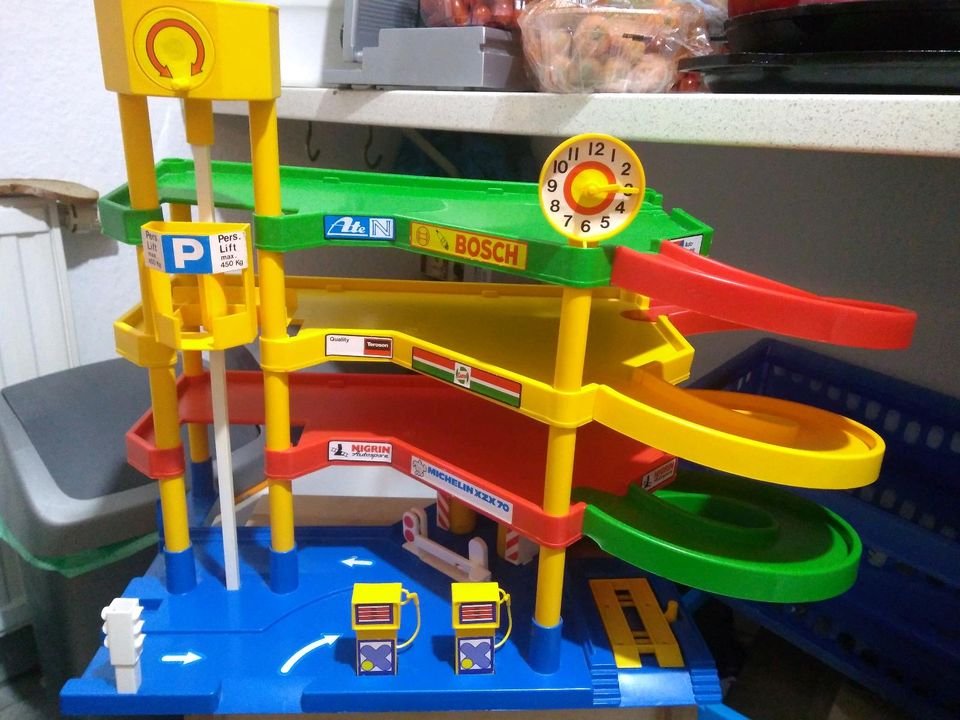 Spielstraße plasticart mit Parkhaus in Dresden