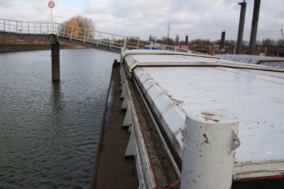 Große Schute zum Ausbau als Hausboot in Hamburg