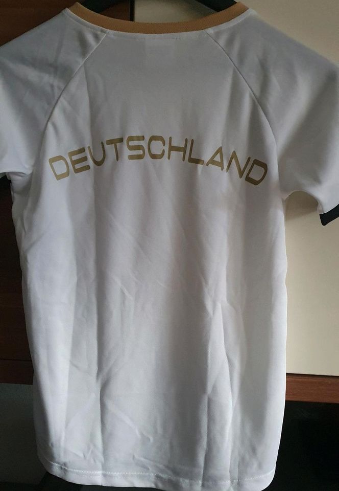 Zwei Unisex TShirts Gr.140/152 in Biberach an der Riß