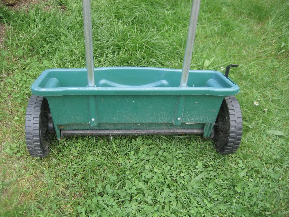 Streuwagen Streuer Düngerstreuer Sähmaschine Dehner B 63cm in Birkenheide