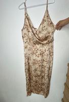 Shein Kleid beige mit Rosen in Satinoptik Schlitz V-Ausschnitt Baden-Württemberg - Hohentengen Vorschau