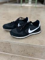 Nike Turnschuhe Größe 39 schwarz Sneaker Bayern - Augsburg Vorschau