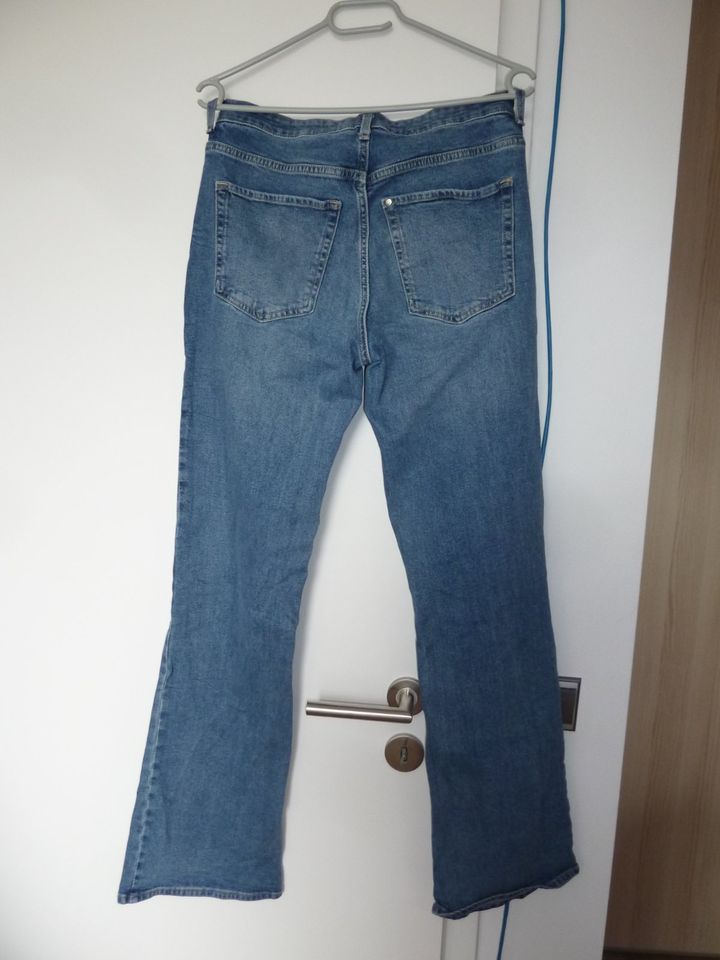 H&M, bootcut - high waist, Jeans Hose, Gr 38 in Wegberg