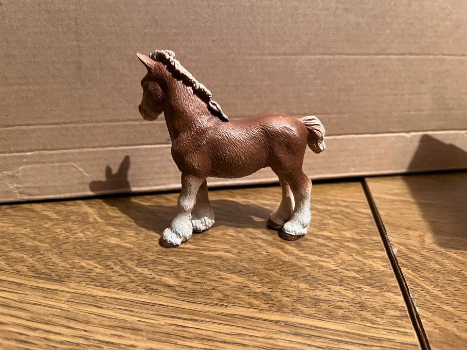 Schleich Pferd Box Fohlen Figur Zaun Zubehör in Löningen