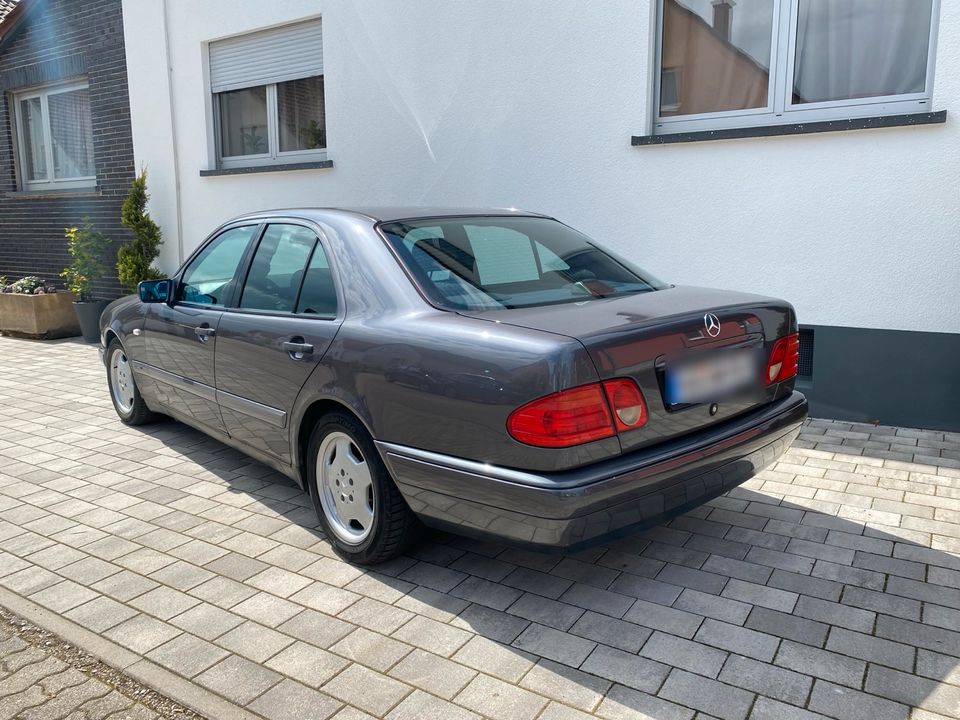 Mercedes E 220 Diesel 95 PS Handschalter in Stutensee