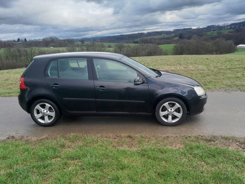 Volkswagen Golf 1.6  Benzin in Wiehl