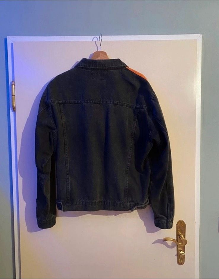 Schwarze Denim Jeans Jacke mit orangenen Streifen in Berlin