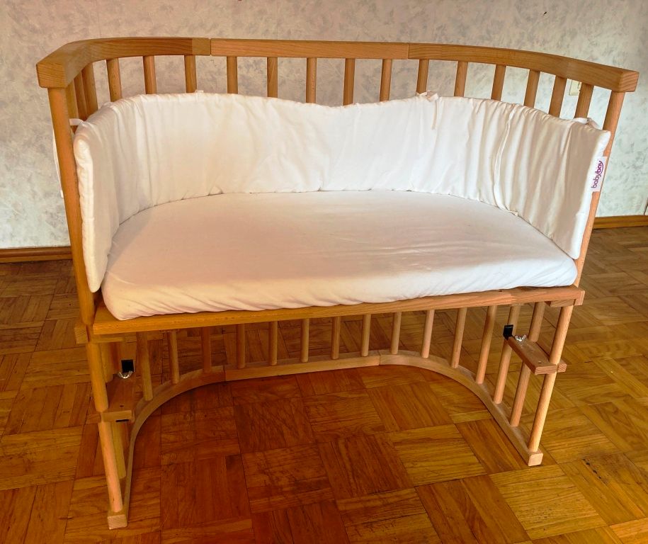 Hochwertiges Baby Beistellbett aus Massivholz mit Kissen in Mülsen