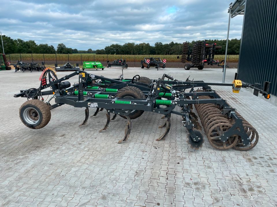 Mulchgrubber 4,5m mit Fahrwerk, Gebrauchtmaschine, Federsteinsicherung, Doppel U-Profilwalze LED-Beleuchtung. hydr. Tiefeneinstellung in Klein Berßen