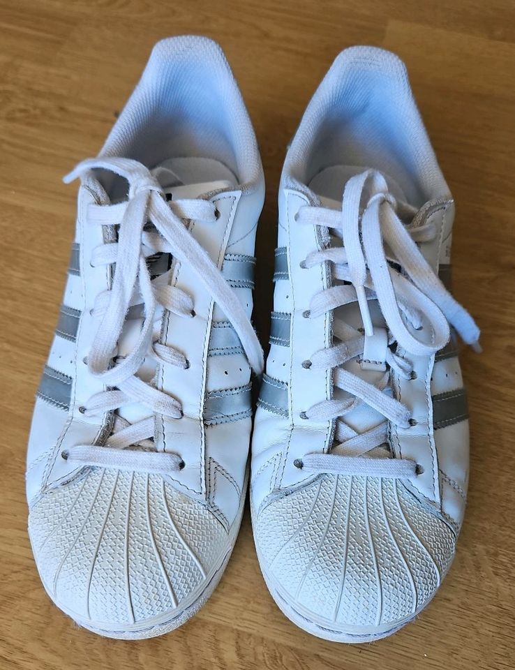 Adidas Superstar Sneaker 39 1/3 weiß silber in Grevenbroich