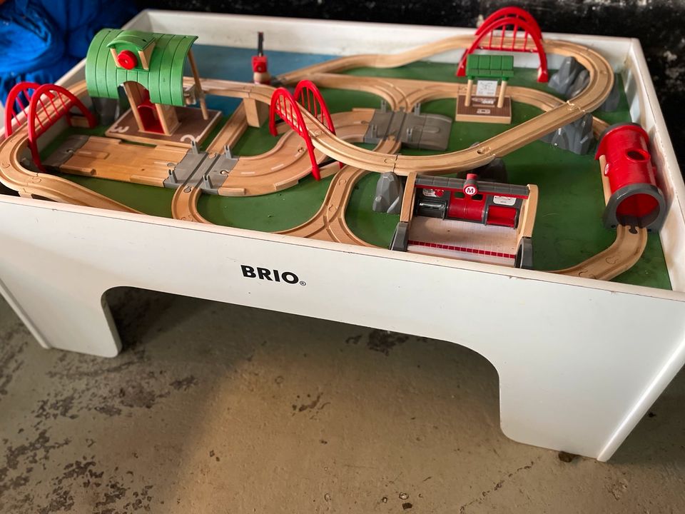 BRIO Spielzeug Holzeisenbahn Spieltisch in Preetz