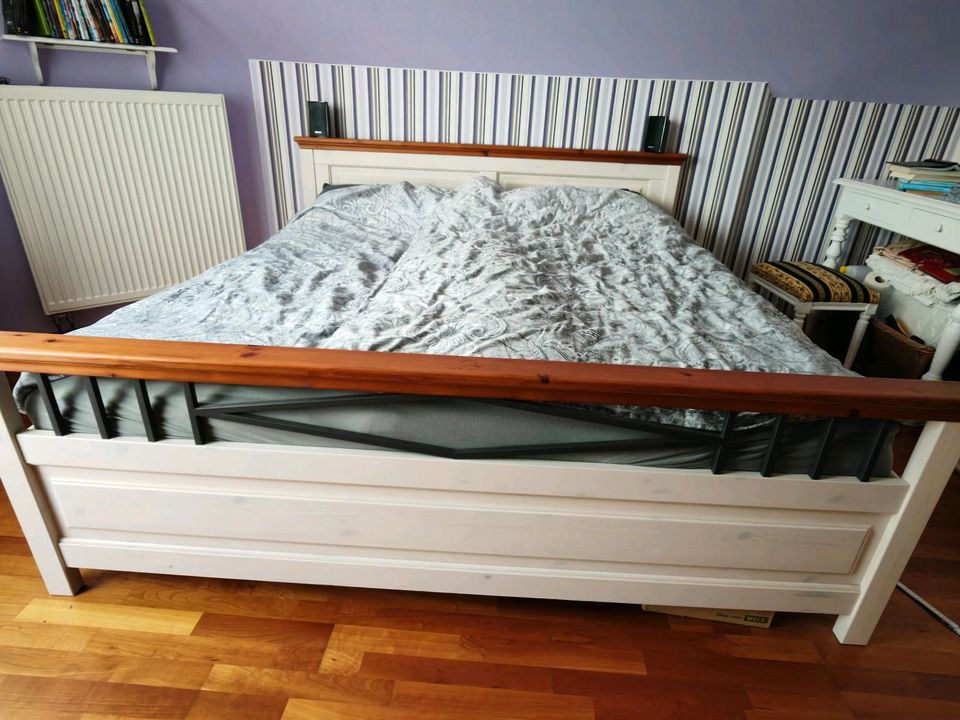 Schlafzimmerschrank Doppelbett, Sideboard,  Schminktisch in Wiehe
