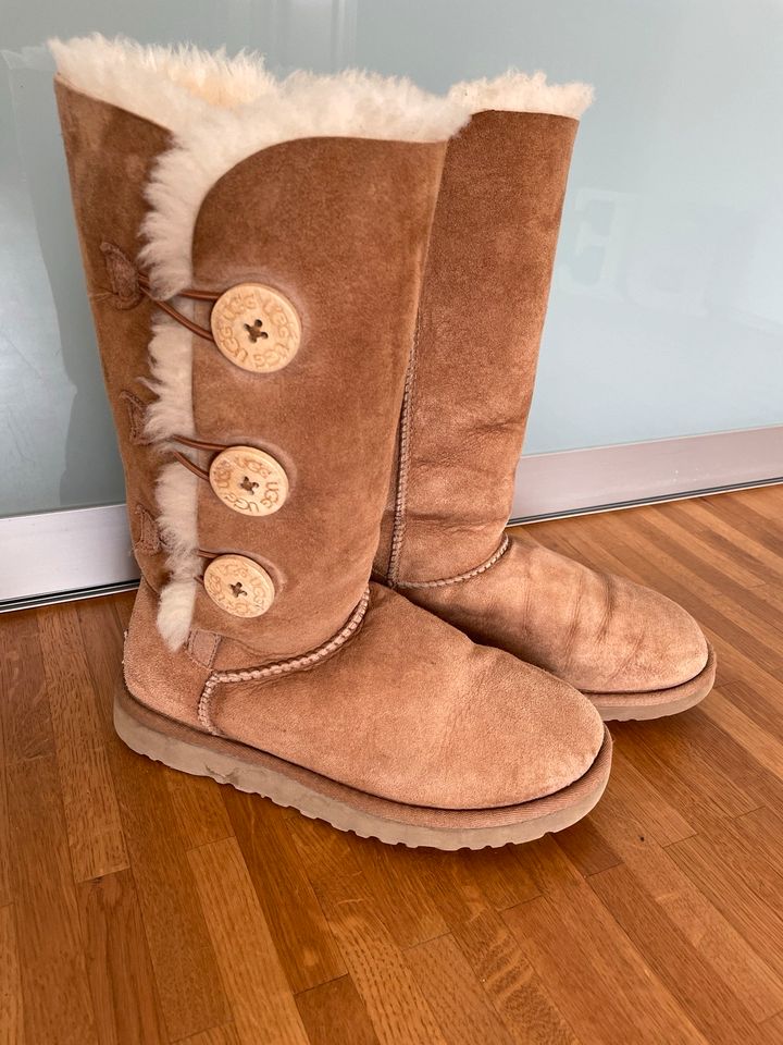 UGG Gr. 36 chestnut hellbraun Triplet  3 Knöpfe hoch Neu-Ulm in Neu Ulm