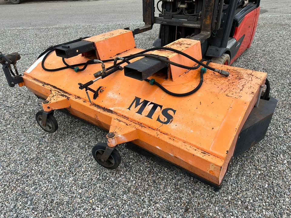 Kehrmaschine MTS 2001 für Radlader, Stapler, Traktor usw. in Kienberg