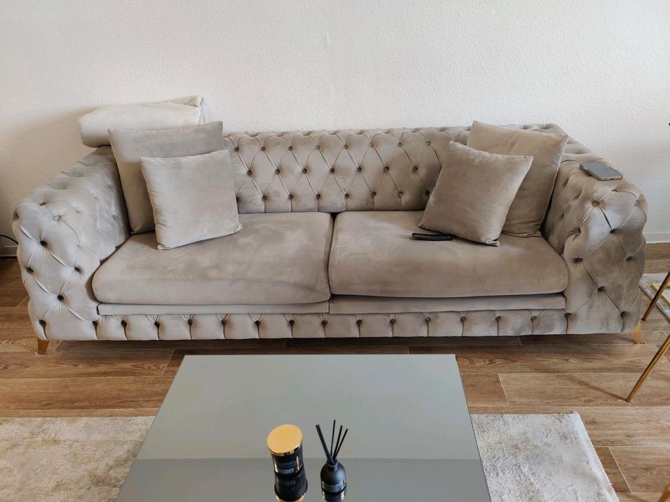 Chesterfield Sofa 2 Stück mit Schlaffunktion in Berlin