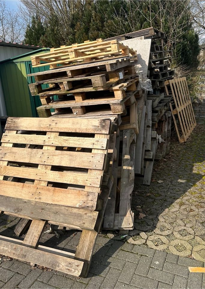 Holzpaletten f. Möbelbau oder als Altholz abzugeben in Eltville