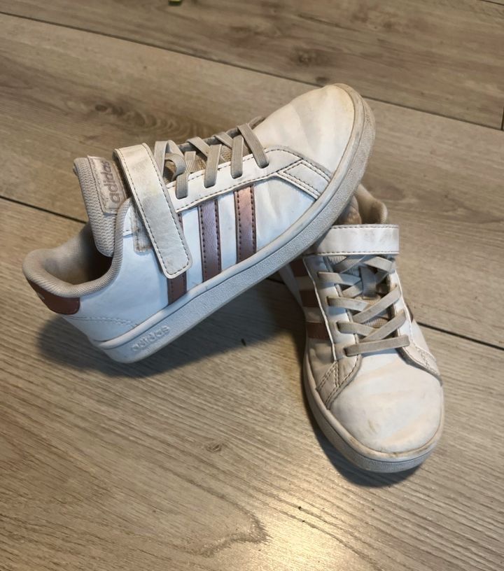 Adidas Turnschuhe weiß bronze(?) Klett & Schnürung 32 in Köln