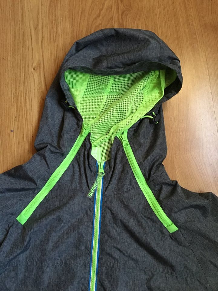 Superdry Windjacke, Windbreaker mit Kapuze, Größe L, Neuwertig in Becherbach