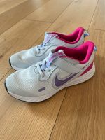 Nike Turnschuhe Gr 33 Kr. München - Grünwald Vorschau