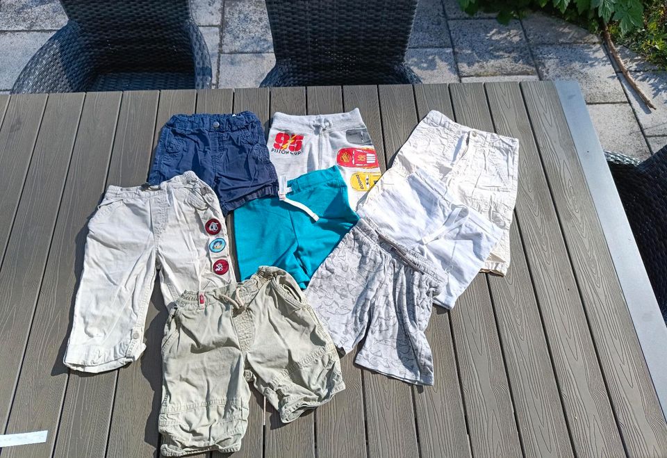 8er Set Paket kurze Hosen Gr. 92/98 in Moosinning